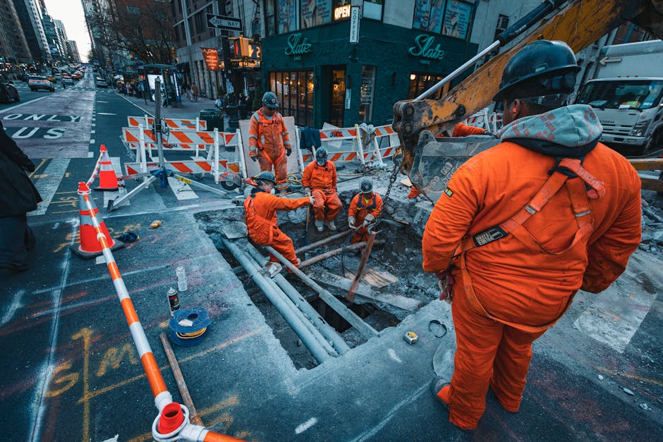 Utilaj de foraj în acțiune pe un șantier urban